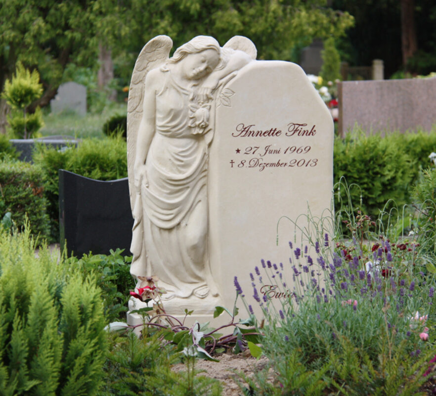 Einzelgrabstätte mit Engel Grabstein aus Sandstein & Grabbepflanzung