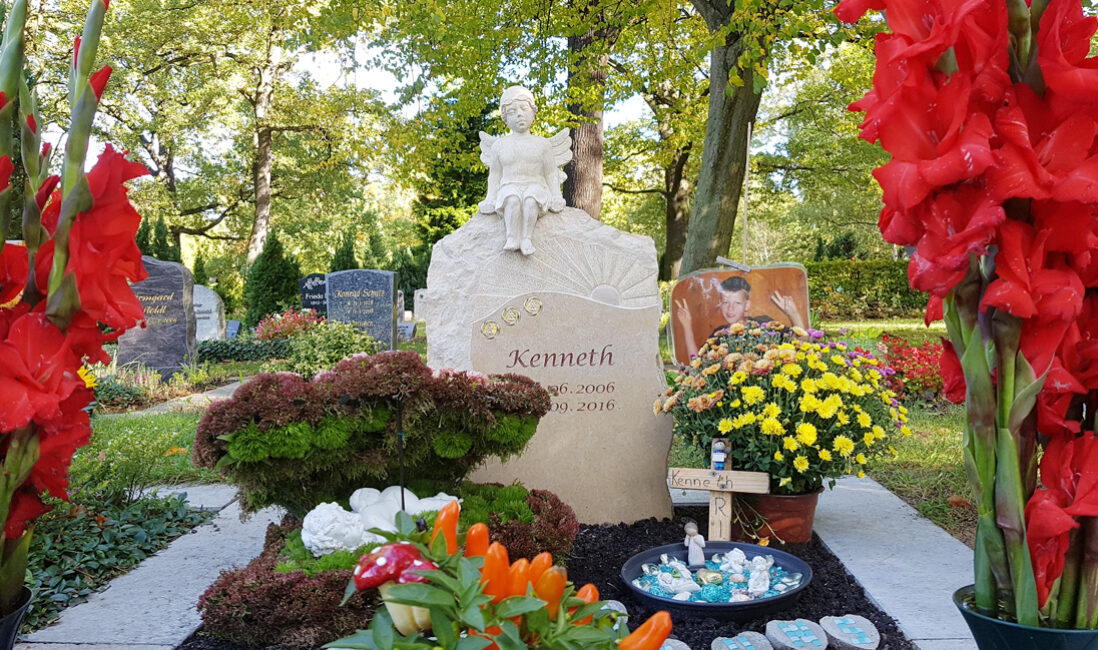Kindergrab mit Engel Grabstein aus Kalkstein / Goethefriedhof Potsdam