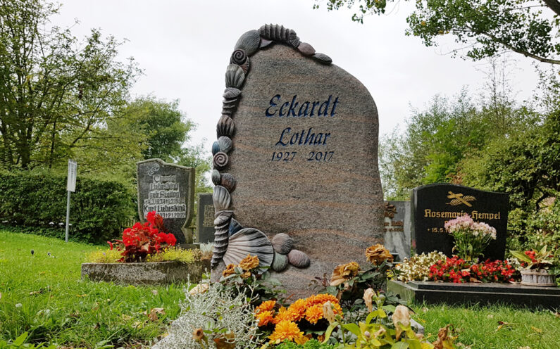 Hammerstedt Dorffriedhof Urnengrabstätte Eckardt - 1