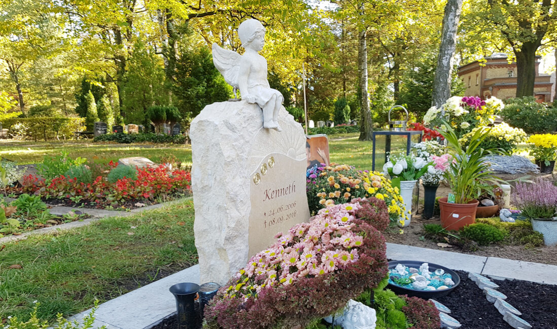 Kindergrab mit Engel Grabstein aus Kalkstein / Goethefriedhof Potsdam