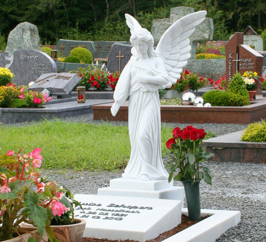 Einzelgrab mit Marmor Engel Grabstein/Grabengel mit Feder & Grabeinfassung
