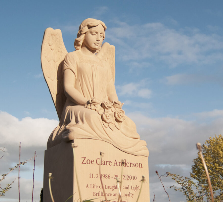 Grabdenkmal mit Engel - Familiengrabstätte / Doppelgrabstätte mit Sandstein Grabengel