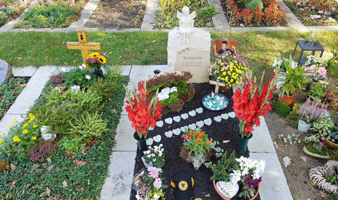 Kindergrab mit Engel Grabstein aus Kalkstein / Goethefriedhof Potsdam