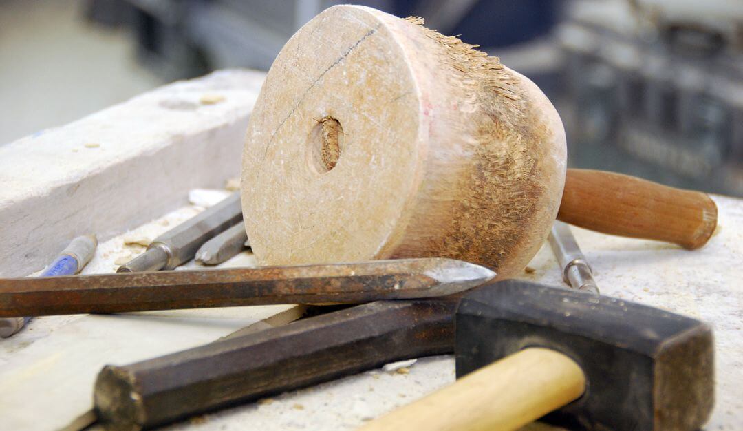Hammer, Meißel und Klüpfel gehören zu den wichtigen Werkzeugen eines Steinmetzes. | Bildquelle: © Stilvolle Grabsteine