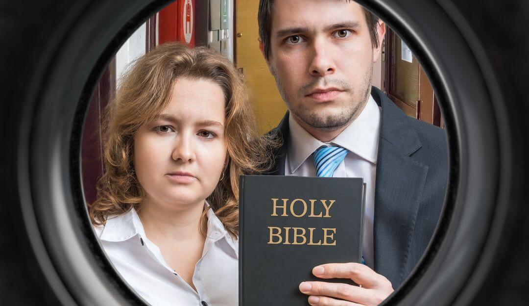 Zeugen Jehovas sind für ihre ausgeprägte Missionstätigkeit bekannt. | Bildquelle: © vchalup - Fotolia