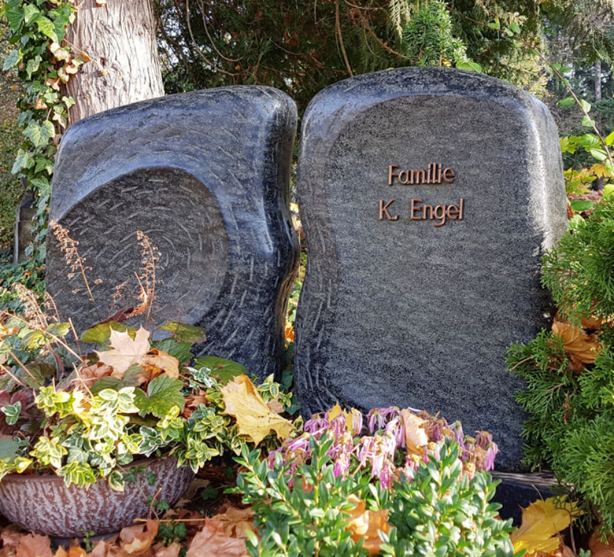 Grabstein aus Granit als Flügel für ein Urnengrab