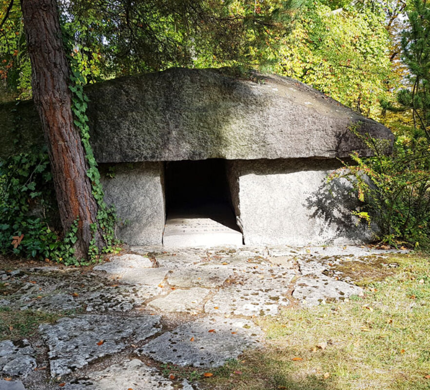 Das Grab von Otto Schott (Chemiker & Optiker) - Grabstätte mit Megalith Felsen