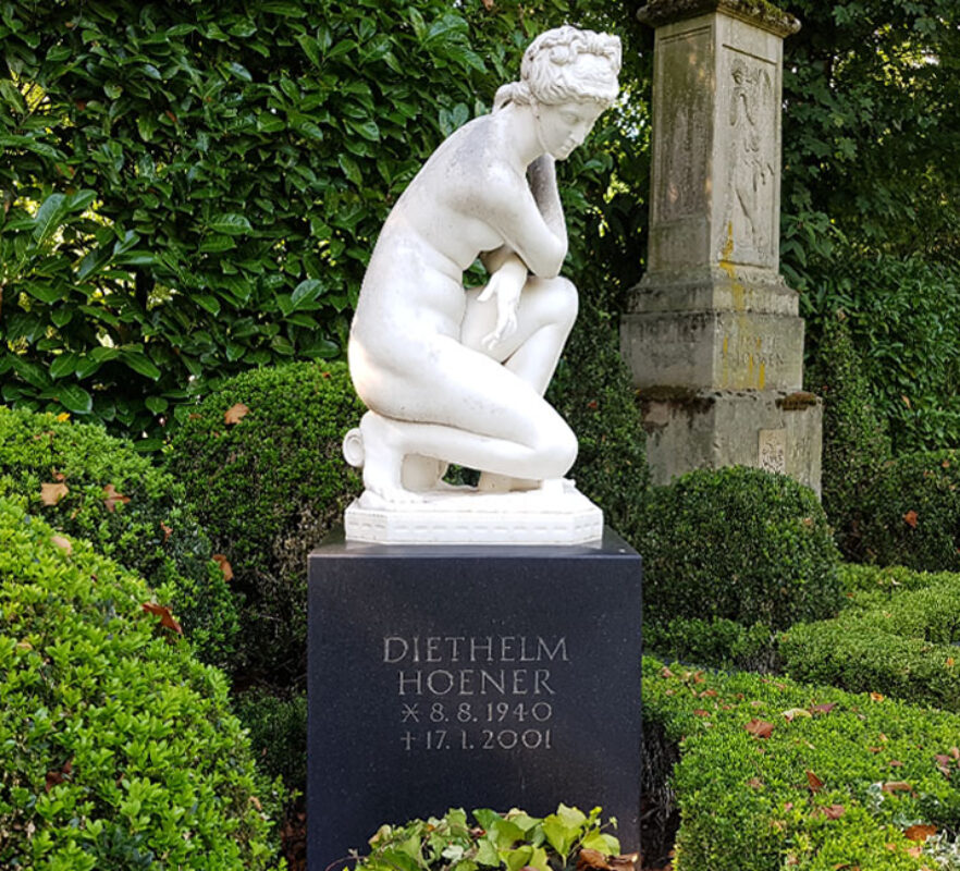 Einzelgrabstätte von Diethelm Hoener (Geschäftsmann) - Grabskulptur aus Marmor