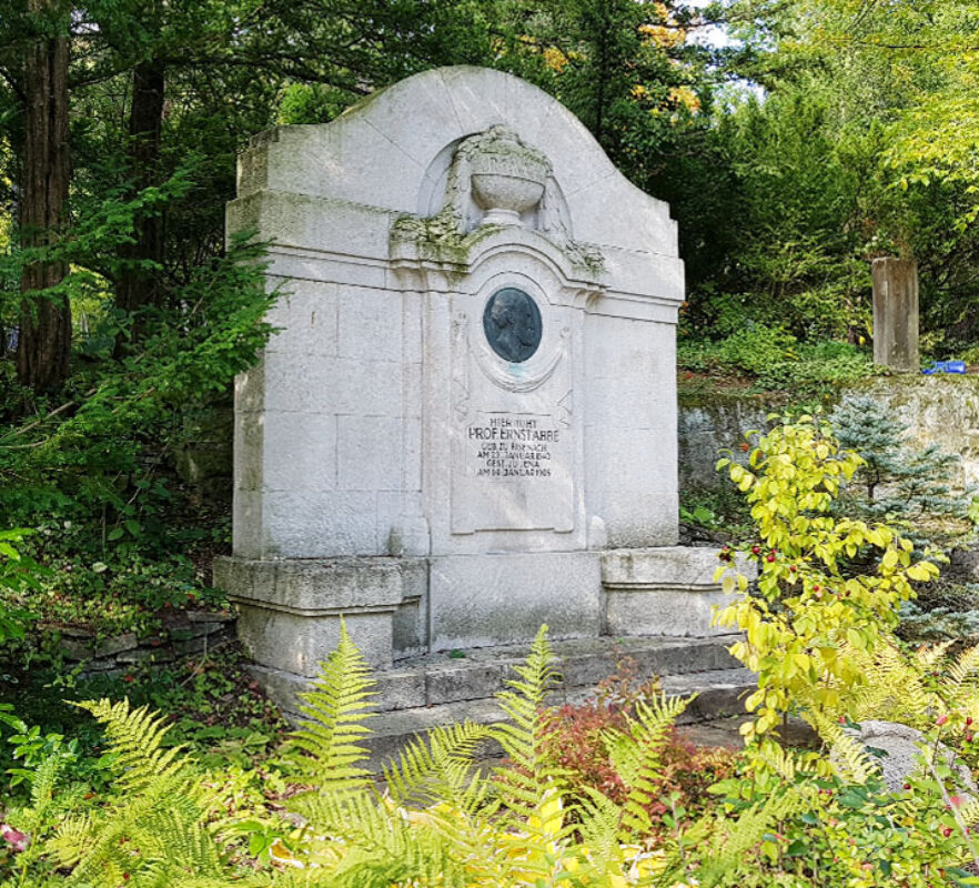 Physiker & Fabrikant Ernst Abbe - Historische Gründerzeit Grabanlage aus Kalkstein