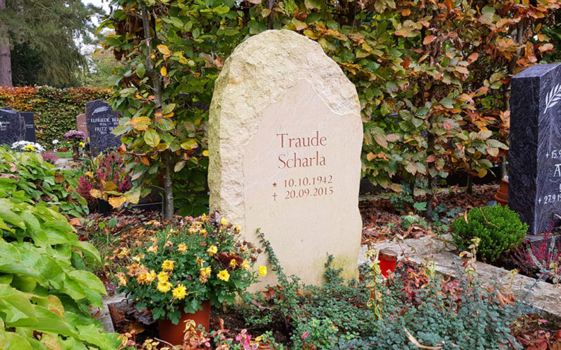 Weimar Hauptfriedhof Urnengrabstein Scharla - 0