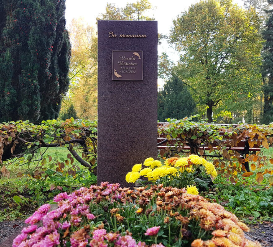 Grabstein für ein Urnengrab / Einfassung mit herbstlicher Bepflanzung