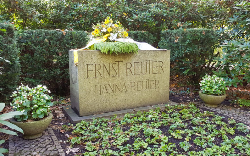 Berlin Waldfriedhof Zehlendorf Grabstein Ernst Reuter - 1