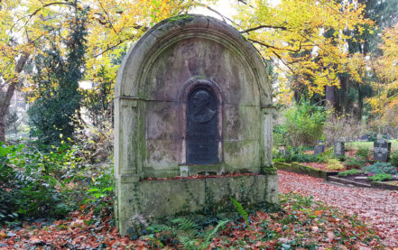 Weimar Hauptfriedhof historischer Familiengrabstein Hans Hoffmann