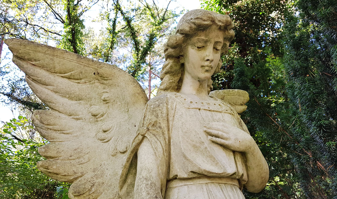 Besonders filigran gestaltete Engel sind beliebte Grabfiguren. © Stilvolle-Grabsteine.de