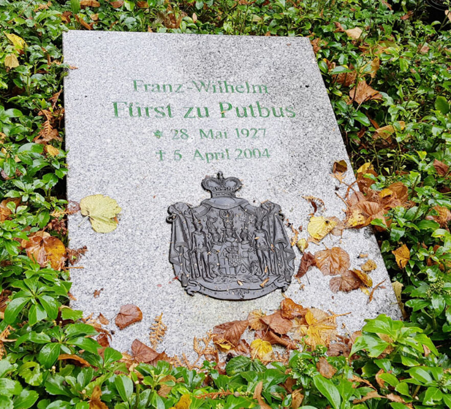 Franz Wilhelm Fürst zu Putbus - Grabstätte mit Kreuz & Grabplatte