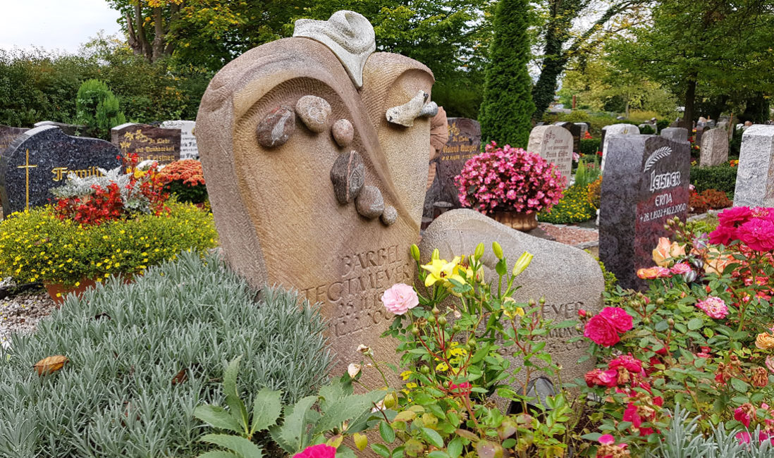 Sandstein Grabstein mit Kieselsteinen / Grab Bepflanzung mit Rosen