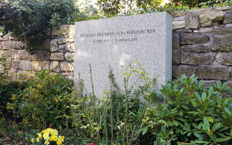 Berlin Waldfriedhof Dahlem Einzelgrab Gedenkstein Richard von Weizsäcker - 1