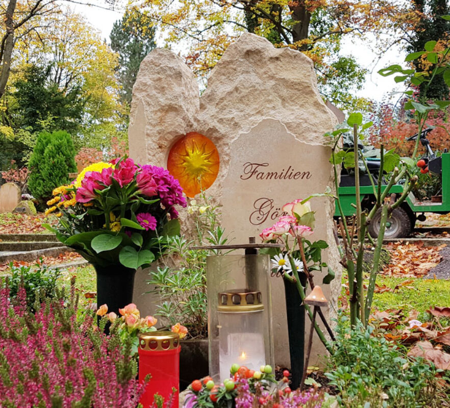 Urnengrabstätte Grabgestaltung im Herbst - Urnengrabstein mit Glaselement Sonne