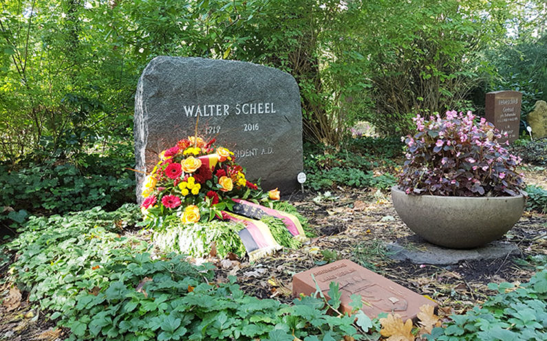 Berlin Waldfriedhof Zehlendorf Grabstein Walter Scheel - 1