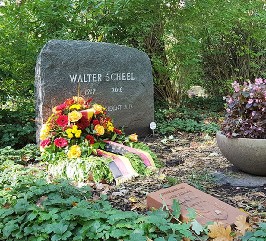 Grabstätte Walter Scheel (Bundespräsident a.d.) - Granit Grabstein Findling