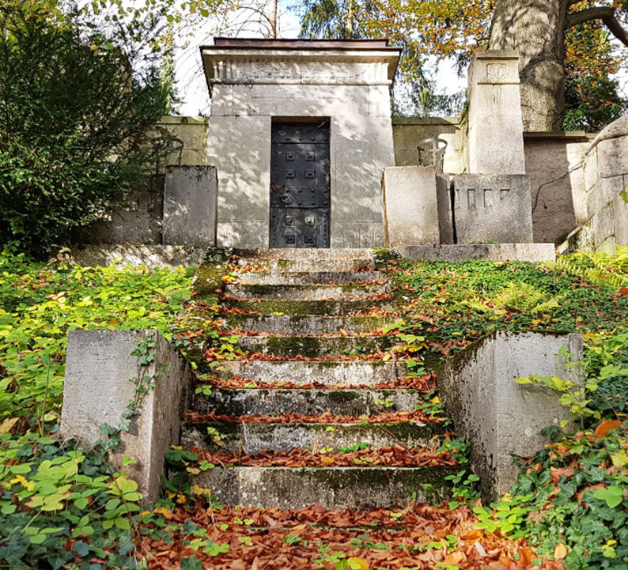 Künstler & Maler Carl Frithjof Smith - Große Familiengrabstätte mit Mausoleum aus Naturstein
