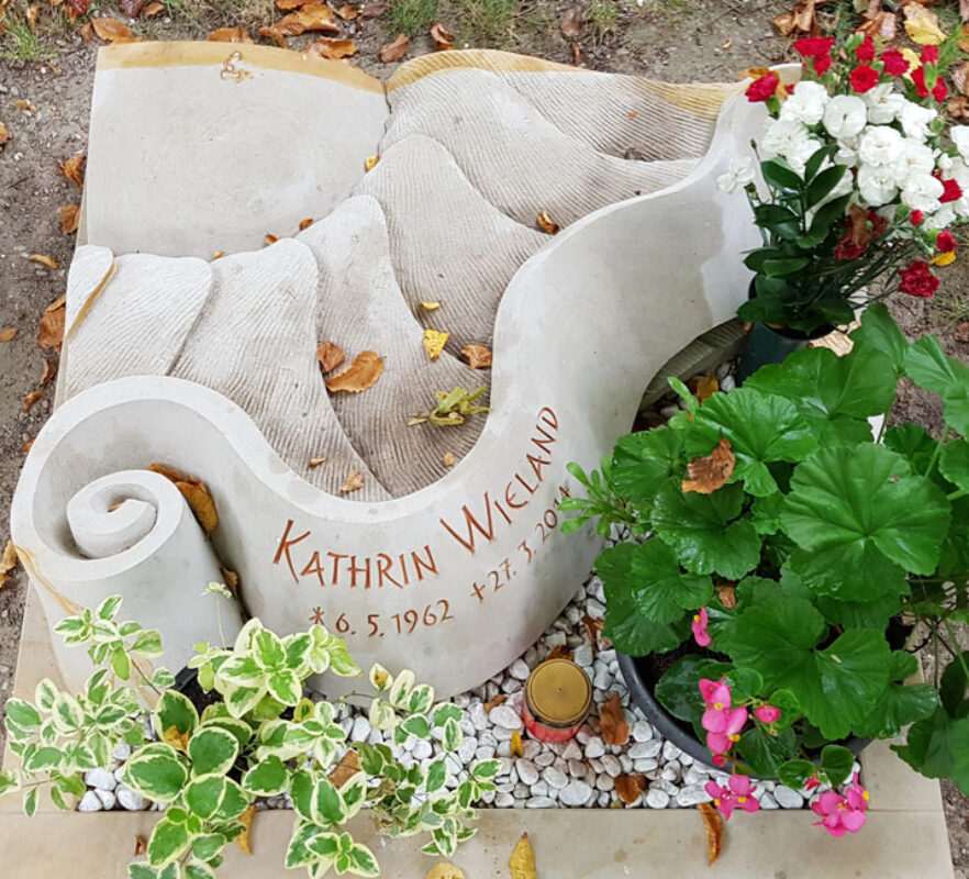 Urnengrab mit Liegeplatte & Einfassung aus Kalkstein / Motiv Sonnenblume
