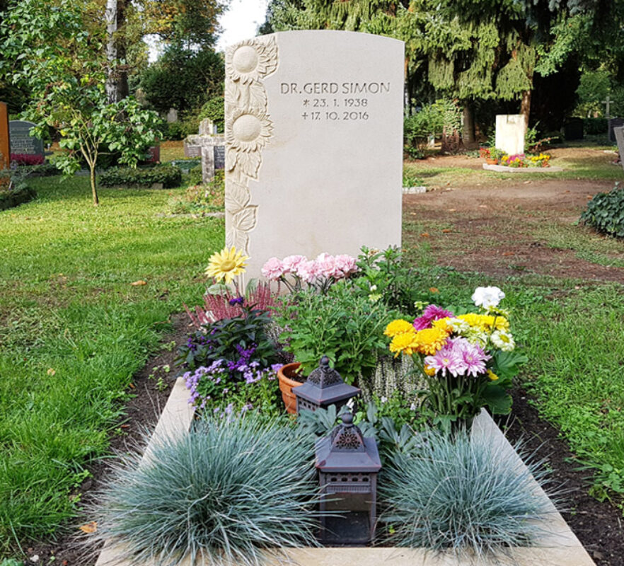 Grabanlage für ein Einzelgrab - Grabstein mit Sonnenblumen in Sandstein