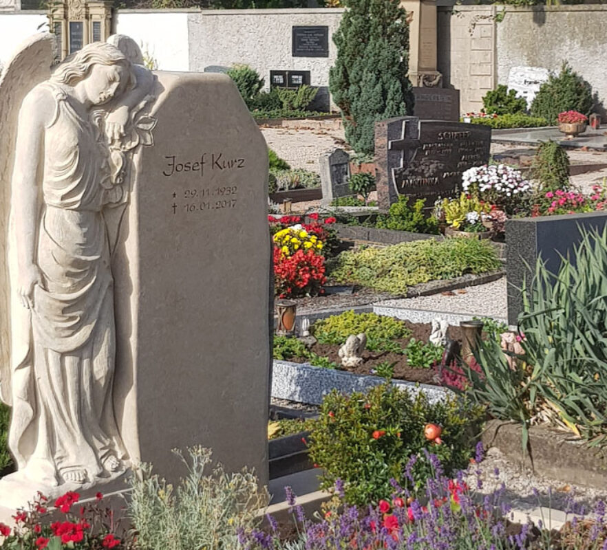 Familiengrab / Doppelgrab mit Engel Grabstein - Grabengel aus Kalkstein