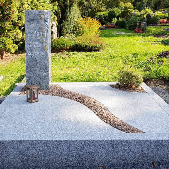 Familiengrabanlage Granit Grabplatte Stele Kiesweg 01