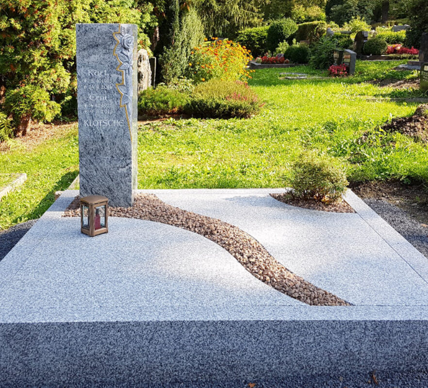 Grabstele mit Rosen für eine Familiengrabanlage aus Granit