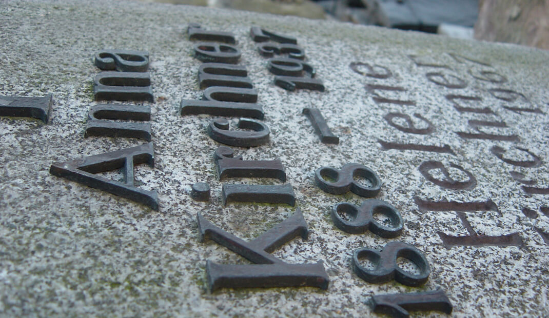 Gebrauchter Grabstein mit Schrift