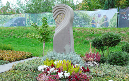 Apolda Landesgartenschau Grabmal mit Herz Erdmann