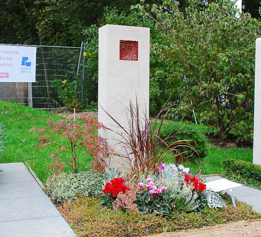 Mustergrab mit Grabstein/Grabstele aus hellem Kalkstein - Landesgartenschau Apolda