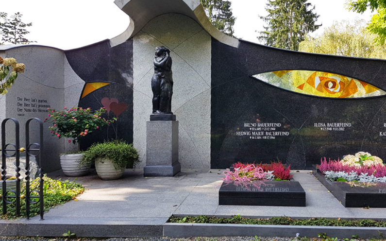 Zeulenroda Hauptfriedhof Familiengrabanlage Bauerfeind - 1