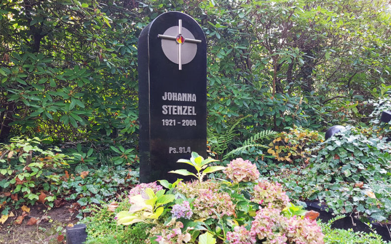 Gera Südfriedhof Einzelgrabstein Stenzel - 1