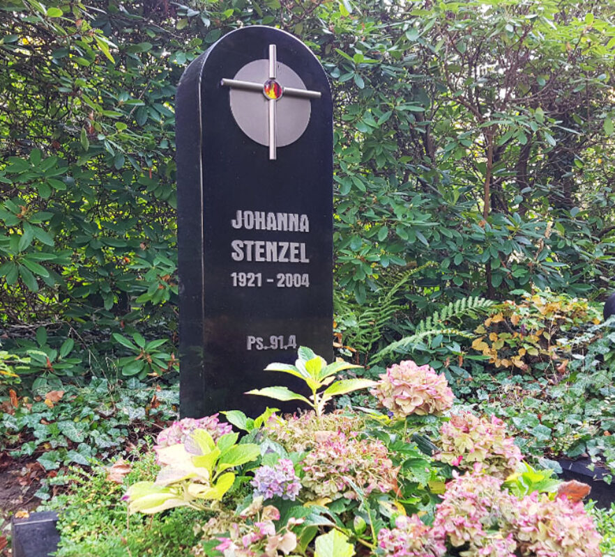 Moderner Grabstein in stelenform mit Ornament/Symbol Kreuz