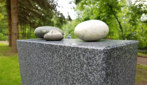 Grabstein reinigen (Marmor, Granit, Sandstein) - Kosten, Hausmittel & Co.