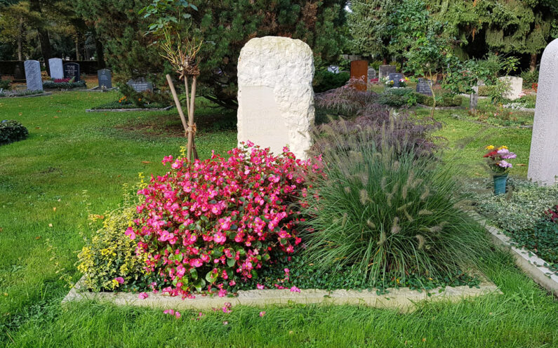 Dresden Trinitatisfriedhof Doppelgrabstein Ponndorf - 1