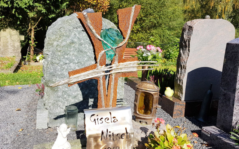 Greiz Hauptfriedhof Urnengrabstein Nitsch - 1