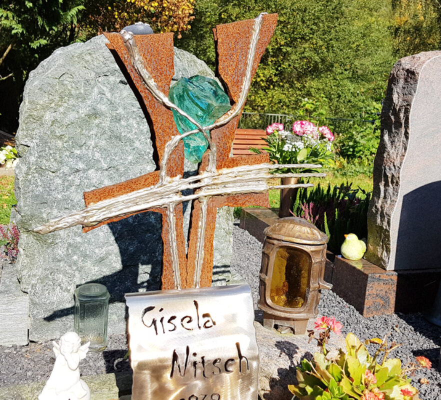 Modernes Urnengrab mit Grabkreuz/Eisen in Rost Optik