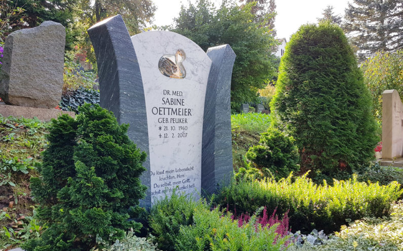 Greiz Hauptfriedhof Urnengrabmal Oettmeier - 1