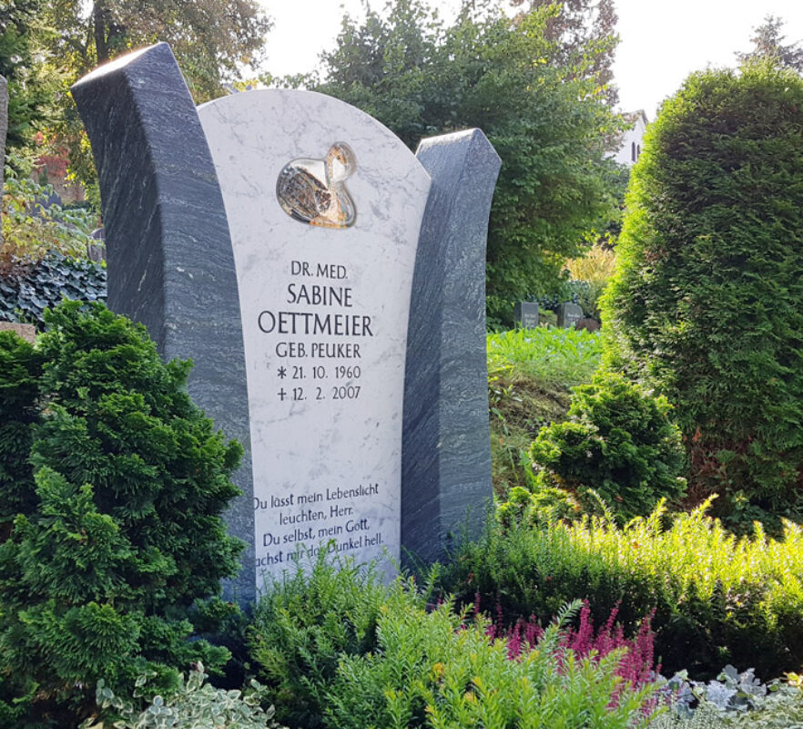 Marmor Urnengrabstein mit Schwan & modernes Urnengrab mit Einfassung