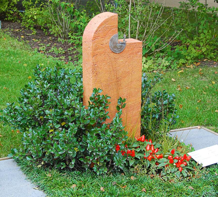 Mustergrab Landesgartenschau Apolda - Grabstein aus Rotem Travertin & Bronze Ornament