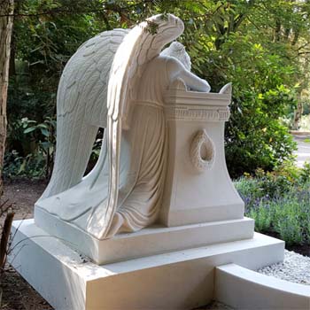 Großes Familiengrab mit Gruft mit Grabengel - Emelyn Story Eine Grafik zu Großes Familiengrab mit Gruft mit Grabengel - Emelyn Story