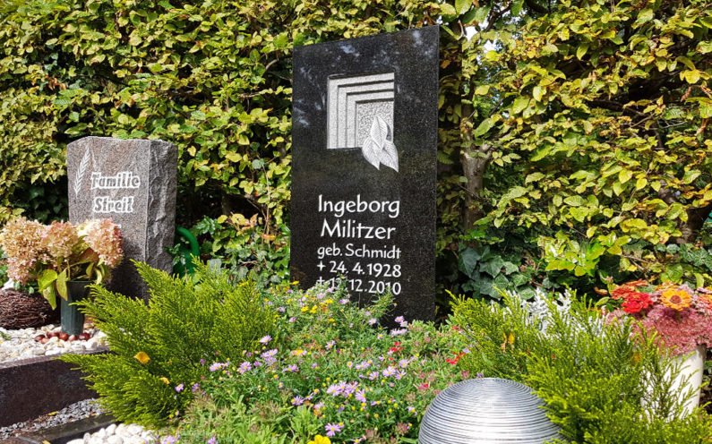 Zeulenroda Hauptfriedhof Urnengrabmal Militzer - 1