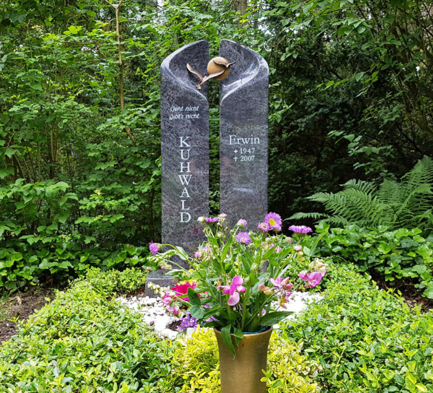 Gestaltung eines Einzelgrabes - Zweiteiliger Grabstein mit Bronzevögeln