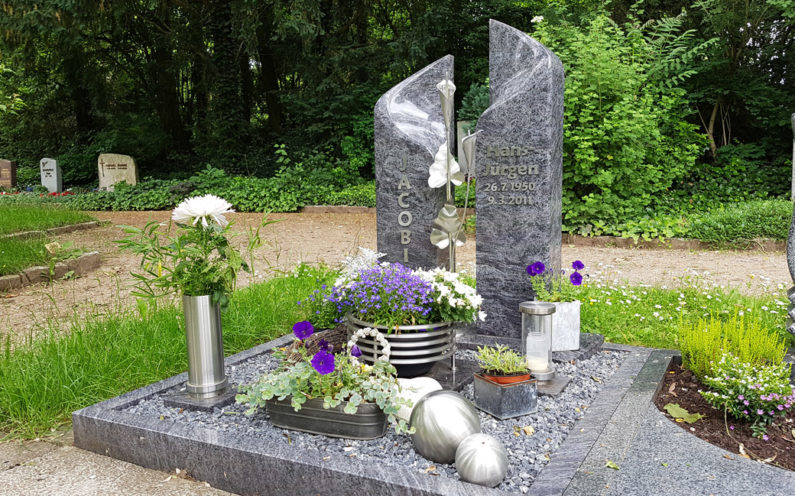 Erfurt Hauptfriedhof Urnengrabstein Jacobi - 1