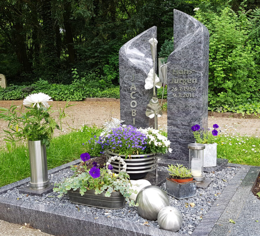 Gestaltung eines Urnengrabes - Geteilter Grabstein aus Granit