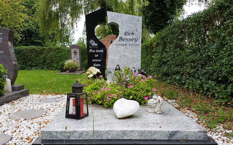 Neustadt an der Orla Evangelischer Friedhof Einzelgrabmal Bessey - 1