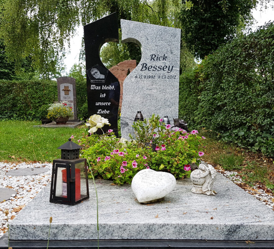 Geteilter Grabstein Einzelgrab mit Grababdeckung / Grabstein mit Herz Symbol